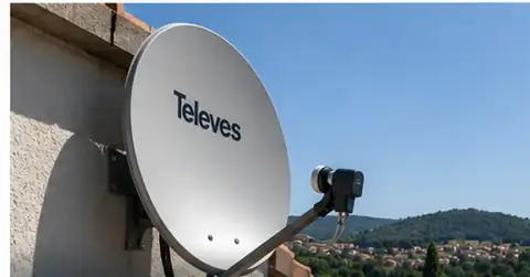 Antena parabólica instalada en una vivienda